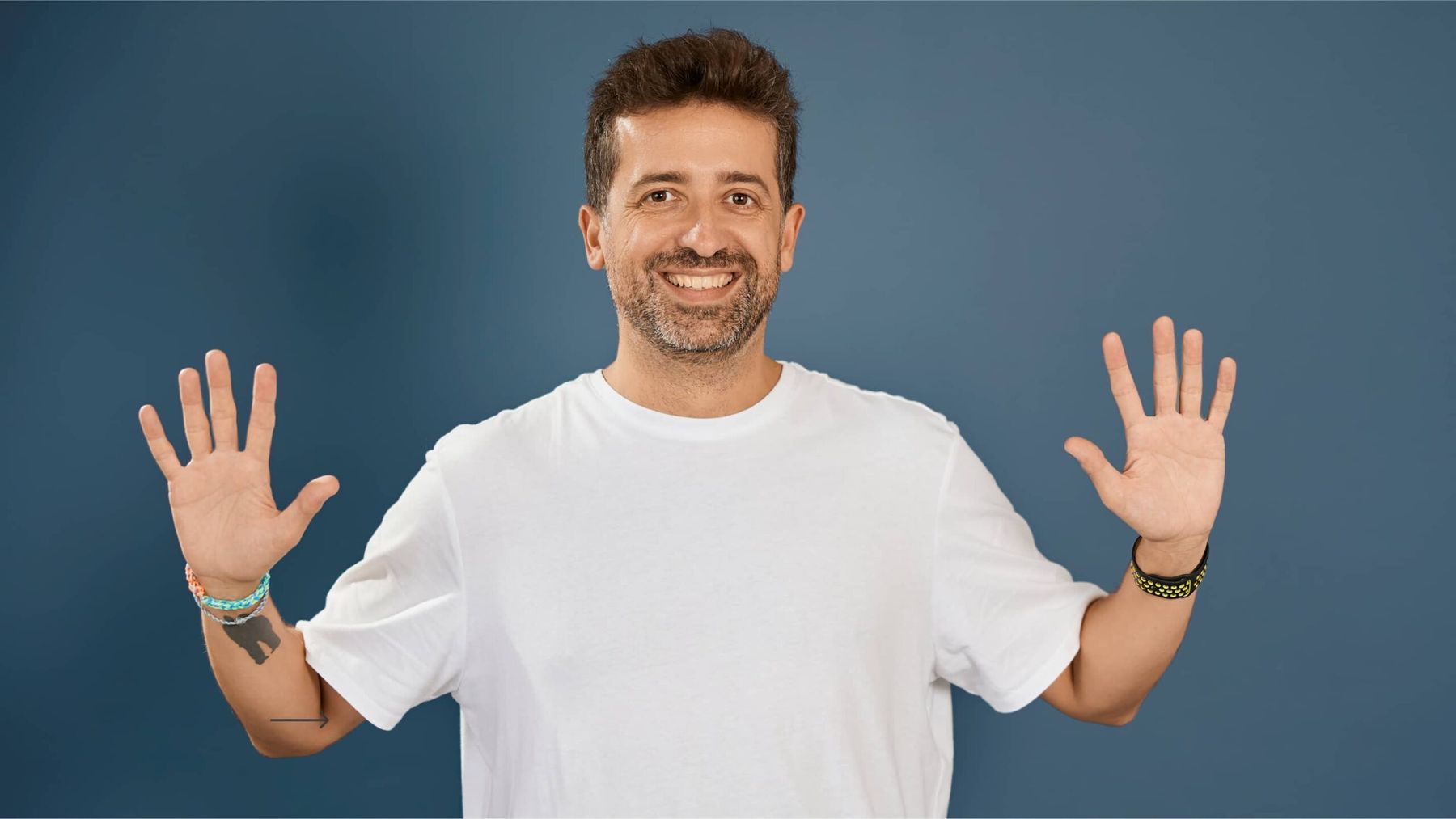 Jordi Reche con las manos abiertas
